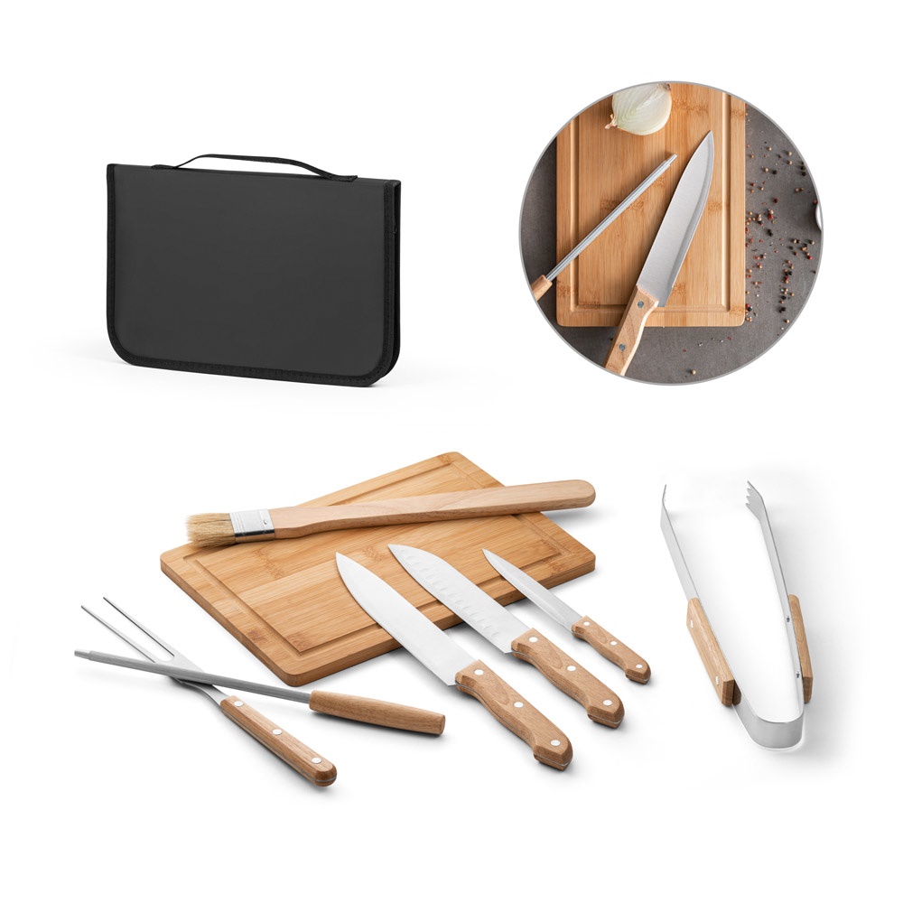 Teriyaki. Kit Churrasco em Estojo de Pu e 210d com Tábua em Bambu e 7 Utensílios em Aço Inox e Madeira de Seringueira