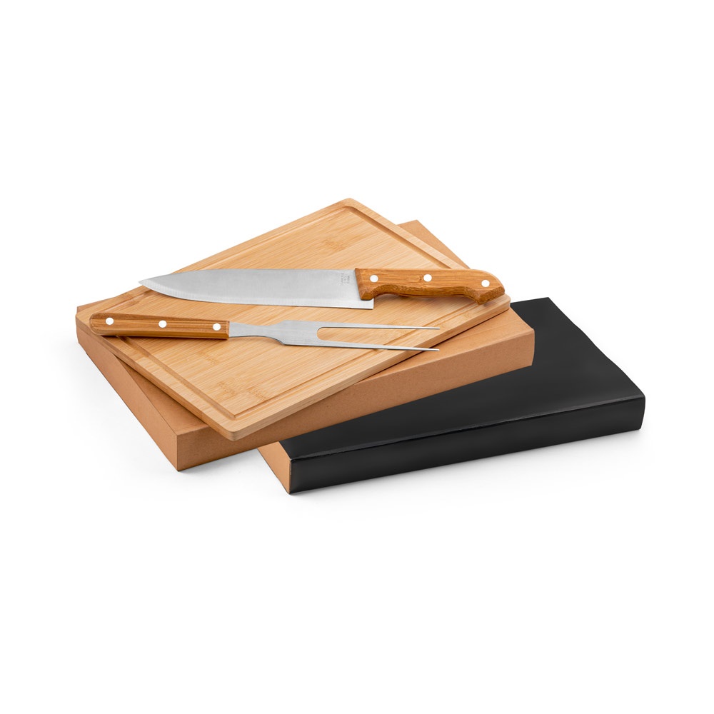 Alioli Board. Kit Churrasco em Caixa Kraft com Tábua em Bambu e 2 Utensílios em Aço Inox e Bambu