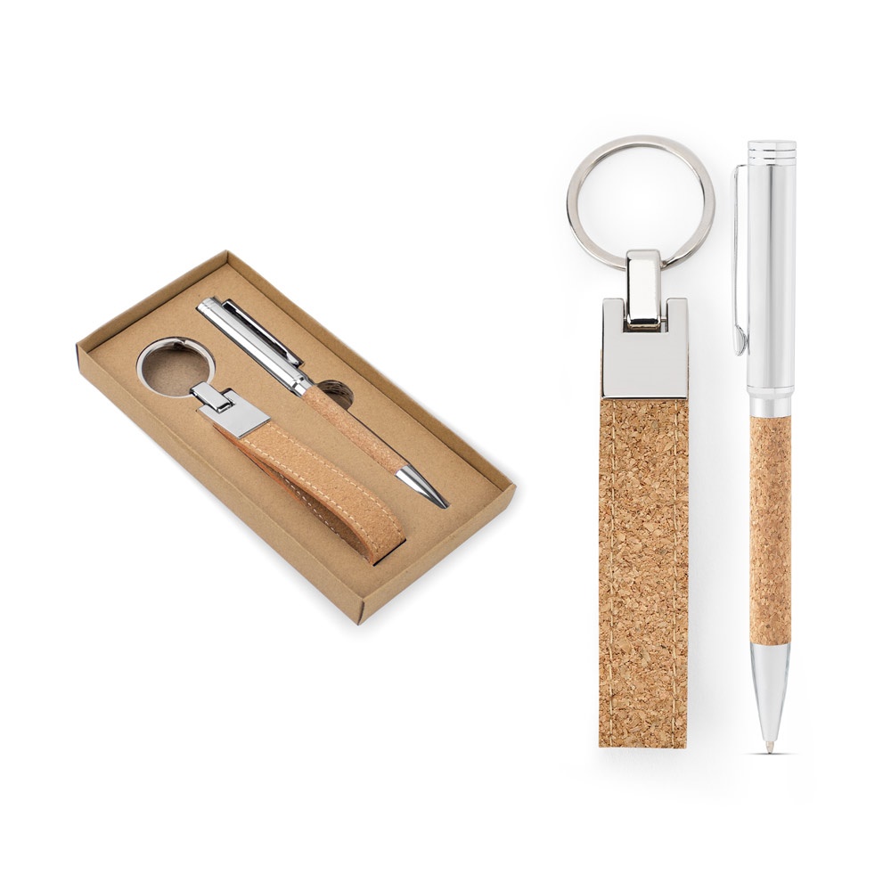 Evans. Conjunto Composto Por Uma Caneta Esferográfica e Chaveiro, Ambos em Metal e Cortiça